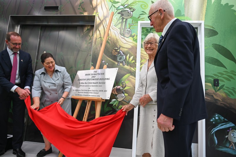 Hon Andrew Little, Dame Cindy, Dorothy Spotswood and Mark Dunajtschik unveiling the plaque