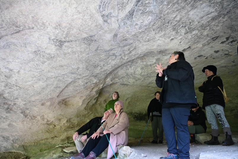 Dame Cindy Kiro and Dr Richard Davies looking at Māori rock art