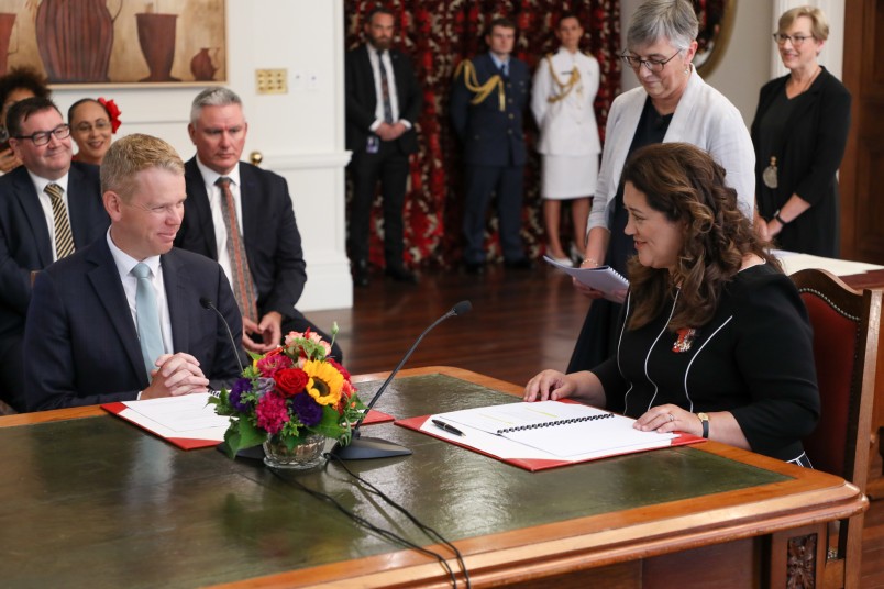 Dame Cindy Kiro signs the warrant appointing Hon Chris Hipkins as Prime Minister