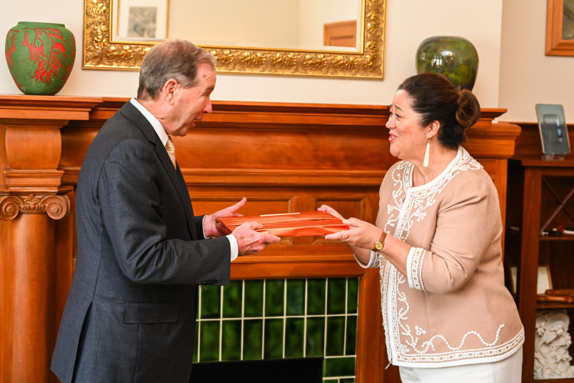 Dame Cindy receiving a gift from His Excellency Mr Tom Udall, Ambassador of the United States of America