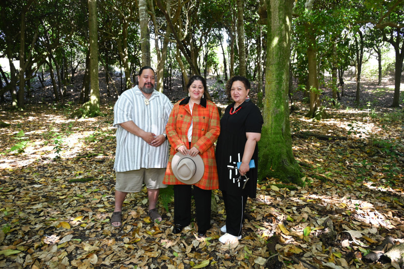 Ricky Hapi, Dame Cindy and Cody Hapi in front of a kopi tree bearing the imprint of a rakau momori