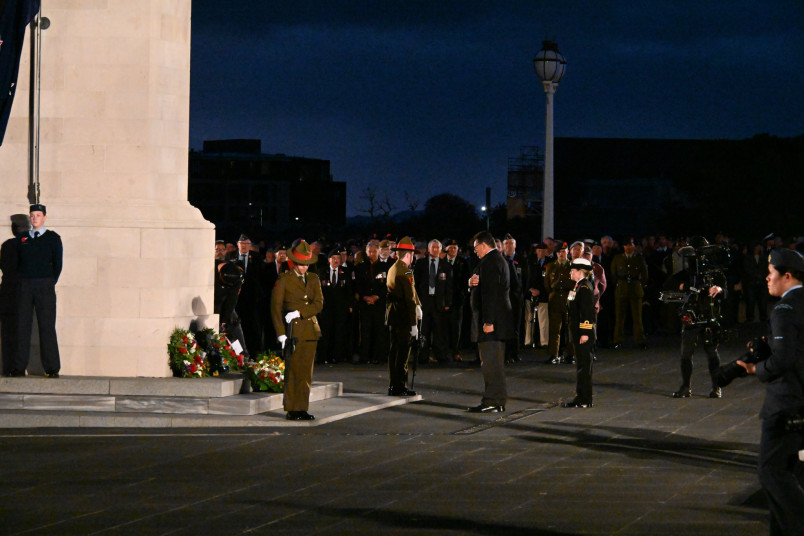 Sir Wayne Shelford lays a wreath