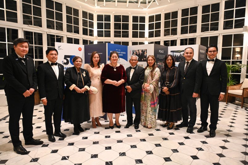 Dame Cindy and guests at the dinner