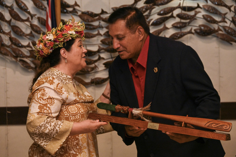 Dame Cindy presenting a gift to Sir Tom Marsters, the King's Representative of the Cook Islands