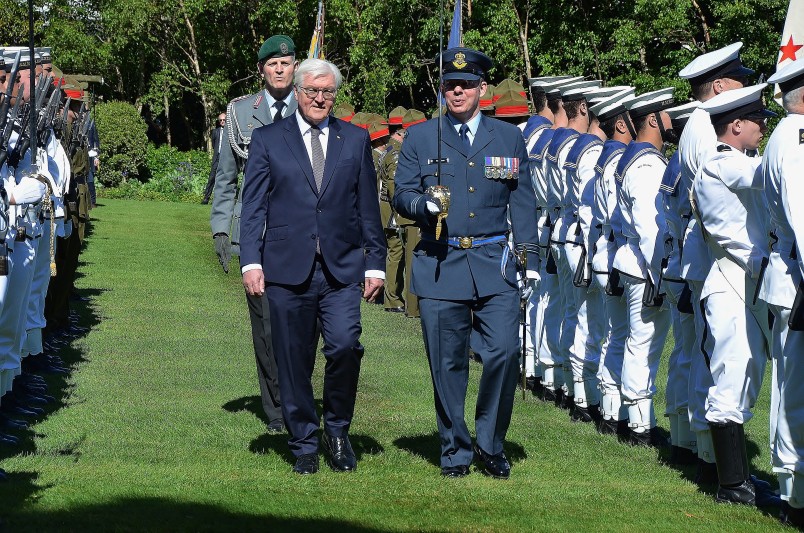 an image of President Steinmeier inspecting the guard
