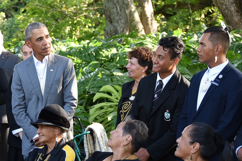 Image of Barack Obama  chatting with young members of Ngāti Whātua