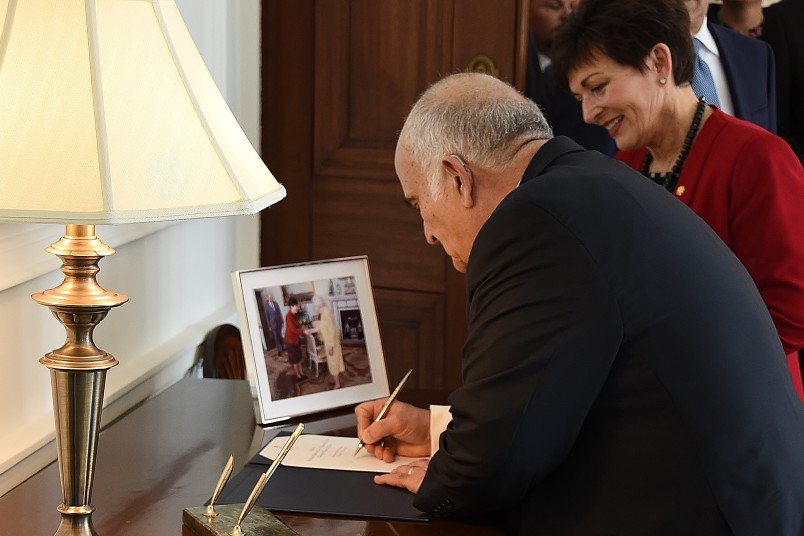 Image of HRH Prince El Hassan bin Talal signing the Visitor Book