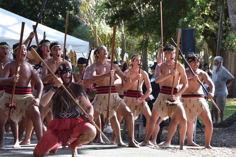 Māori warriors begin the pōwhiri