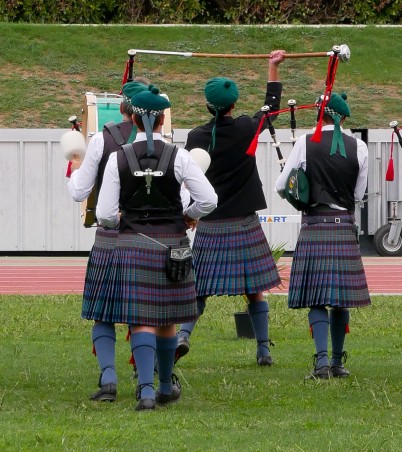Image of pipers ready to turn