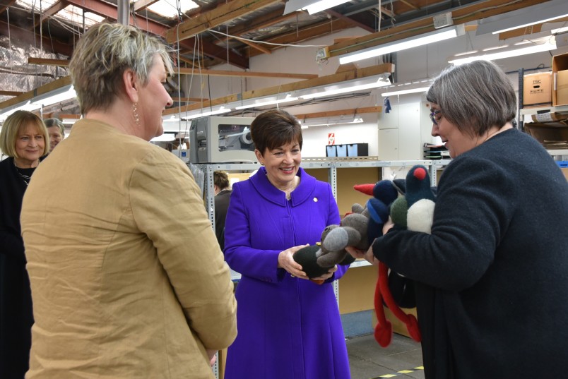 Fiona Pearson shows Dame Patsy Reddy some wool birds