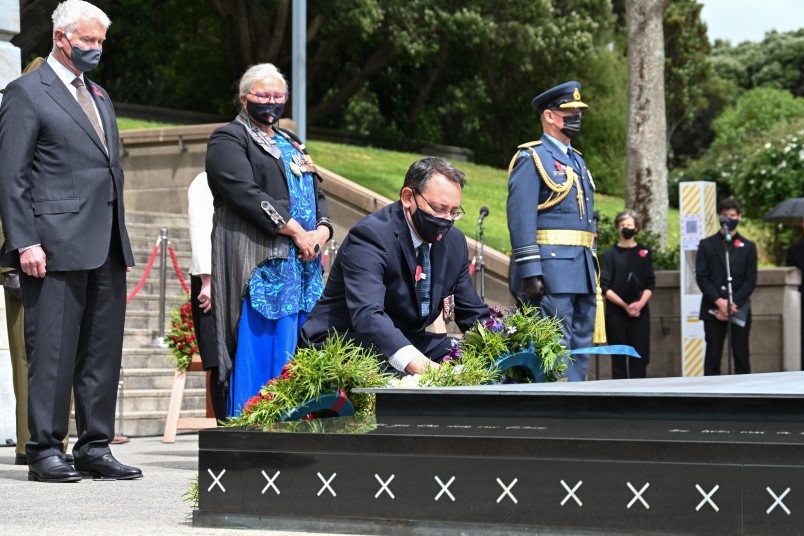 Dr Shane Reti lays a wreath at the Tomb of the Unknown Warrior
