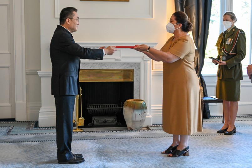 HE Mr Wang Xiaolong presents his credentials to Dame Cindy Kiro