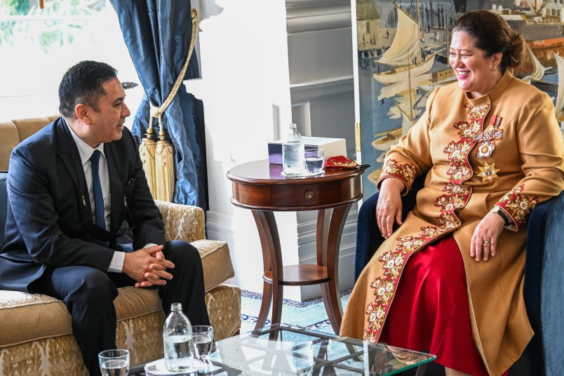His Excellency Mr Jose Emilio Bustinza Soto, Ambassador of the Republic of Peru, with Her Excellency Dame Cindy Kiro