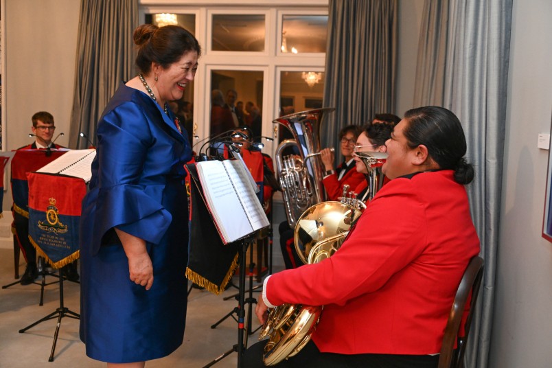 Dame Cindy Kiro thanking the Royal New Zealand Artillery Band 