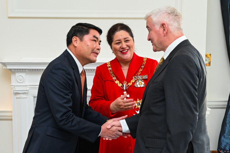 HE Mr Sinchai Manivanh, Ambassador of the Lao People’s Democratic Republic, with Dame Cindy Kiro and Dr Richard Davies