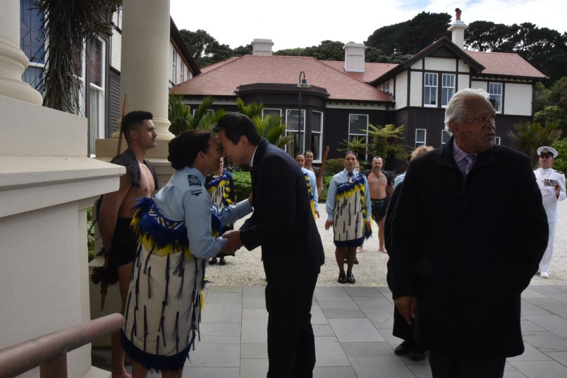 HE Mr William Tan Wei Yuan greeting a member of the cultural party