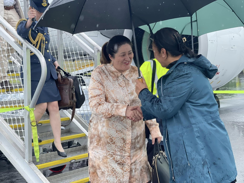 Dame Cindy is greeted by Peleni Talagi, Secretary to the Government
