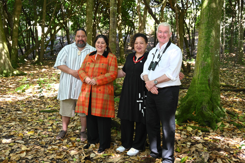 Ricky Hapi, Dame Cindy, Cody Hapi and Dr Davies in front of a kopi tree bearing the imprint of a rakau momori