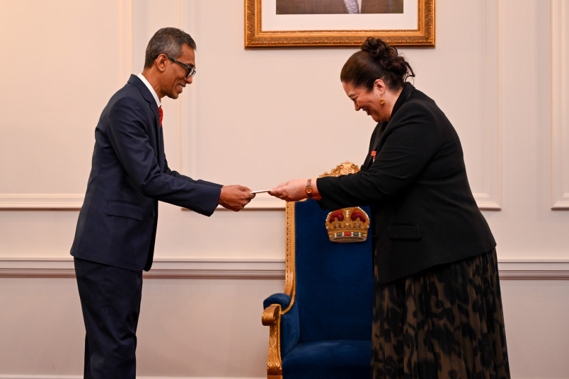 HE Mr Mohamed Luveiz, High Commissioner of Maldives presenting his credentials to Dame Cindy