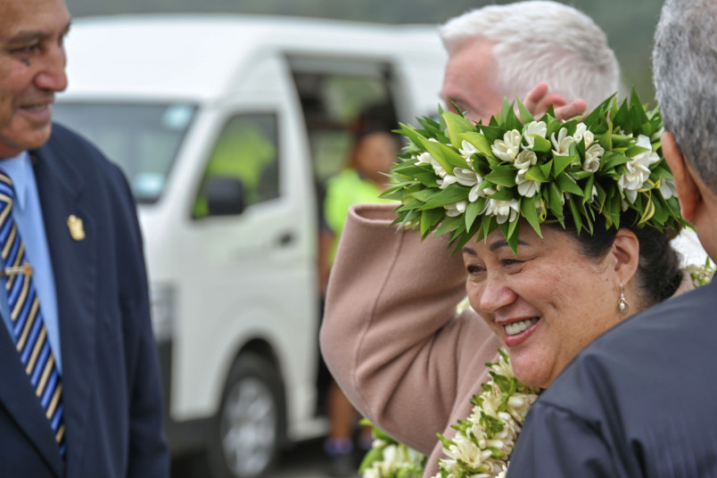 Dame Cindy receiving a traditional Cook Islands 'ui