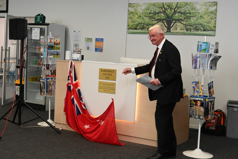 Dr Davies unveiling the two plaques to mark the opening of the Centre