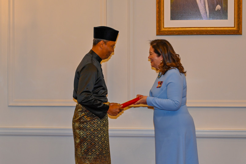 HE Mr Abu Bakar, High Commissioner of Malaysia, presents his credentials