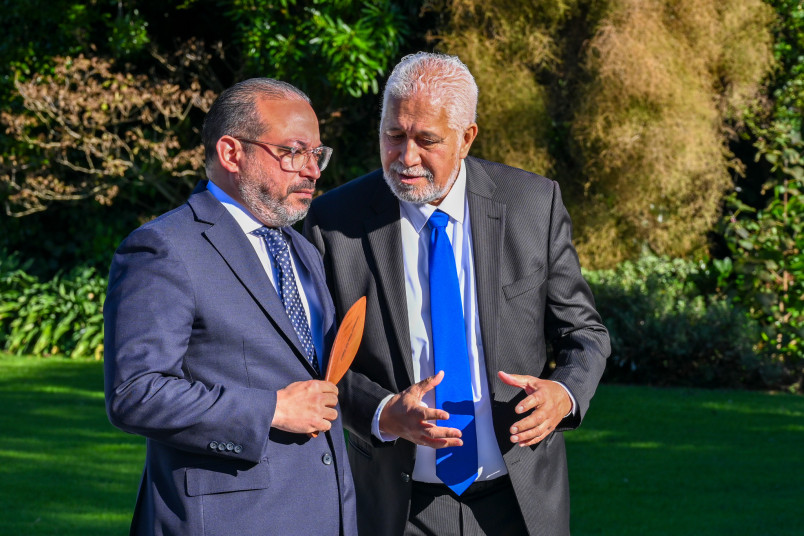 HE Mr Edward Pérez Reyes, Ambassador of the Dominican Republic, receives the cultural welcome