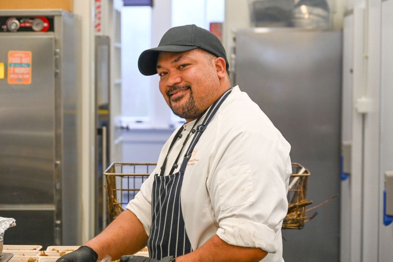 Government House chefs prepare the hāngī 
