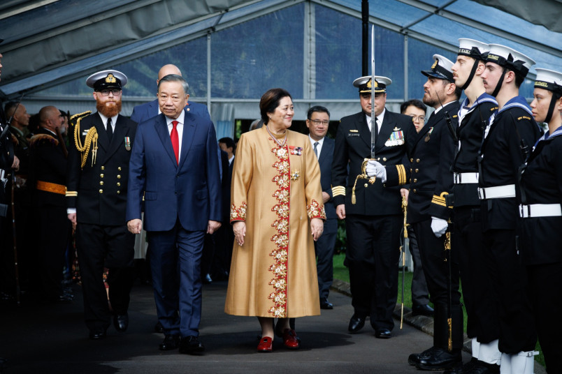 President Lâm and Dame Cindy inspect the Guard of Honour