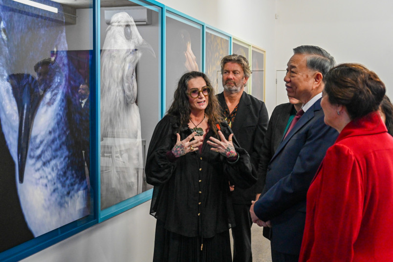 Fiona Pardington speaks about her work to General Secretary and President Tô Lâm and Dame Cindy