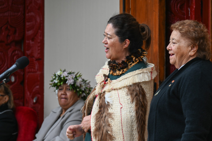 Dame Cindy and kuia Rānui Ngārimu ONZM sing waiata
