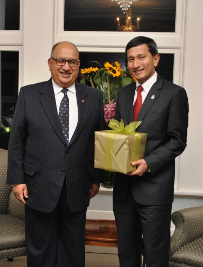 The Governor-General presents a gift to Minister Balakrishnan.