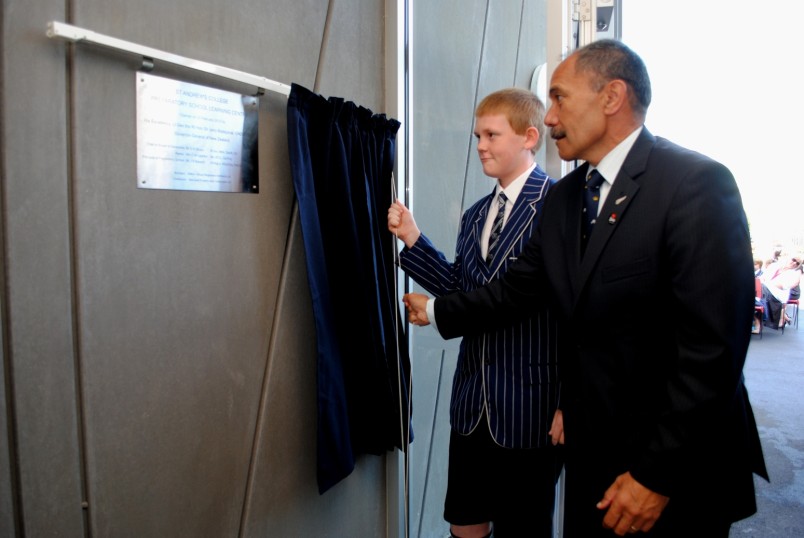 The Governor-General unveils the plaque.