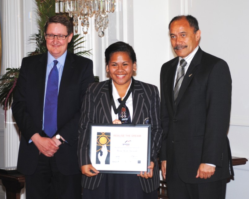 Alvina Pau’uvale, Tamaki College, receives her award.