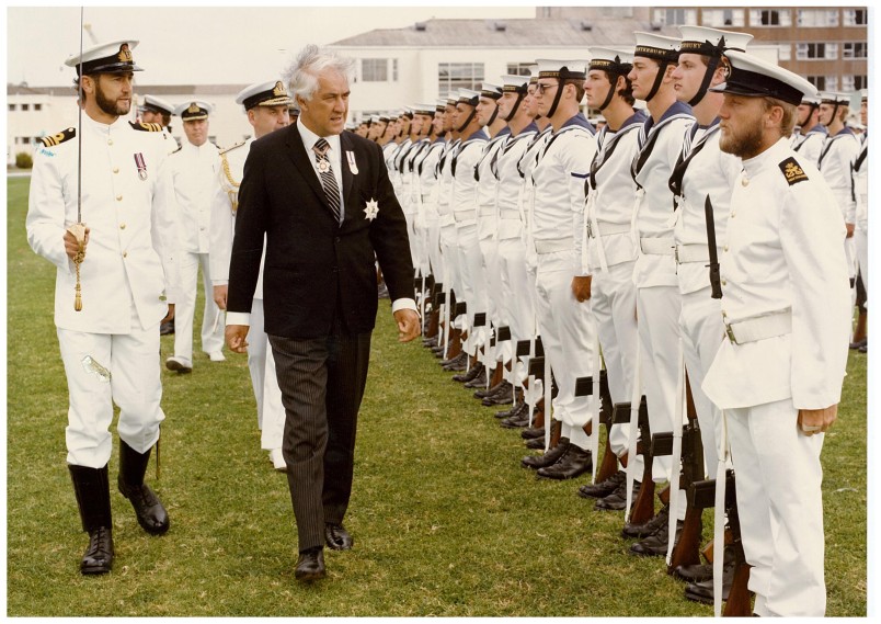Sir Paul Reeves inspects an RNZN Guard of Honour.