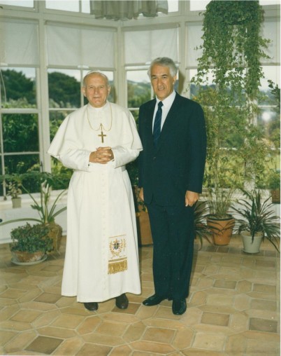 Sir Paul Reeves with Pope John Paul II.