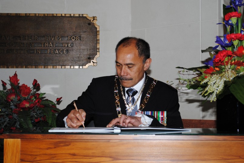 The Governor-General, Lt Gen the Rt Hon Sir Jerry Mateparae, signs the Visitor's Book at the National War Memorial.