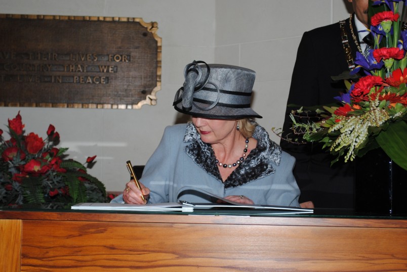 Lady Janine Mateparae signs the Visitor's Book at the National War Memorial.