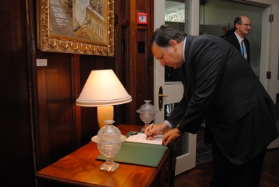 Jose Manuel Barroso, President of the European Commission, signs the Visitor's Book at Government House in Auckland.
