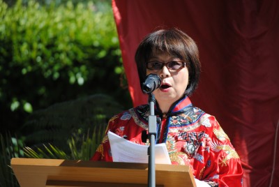 Audrey Chan, President of the Cantonese Opera Society of New Zealand, speaks.