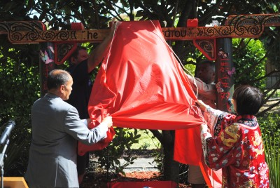 Sir Jerry Mateparae and Audrey Chan, President of the Cantonese Opera Society of New Zealand, unveil the Pagoda.
