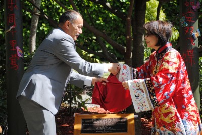 Sir Jerry Mateparae and Audrey Chan, President of the Cantonese Opera Society of New Zealand, unveil the plaque.