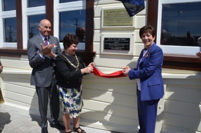 The Governor-General, The Rt Hon Dame Patsy Reddy unveils a plaque to mark the centenary.