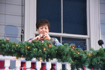 Image of Dame Patsy turning on the Christmas lights at Franklin Road
