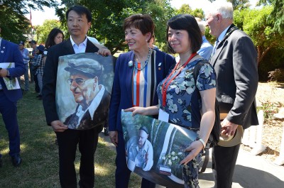 an image of Chinese delegation members presented images of Rewi Alley to Dame Patsy