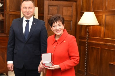 Image of Dame Patsy with a medallion presented to her by HE Andrzej Duda