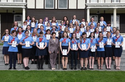 Image of Dame Patsy with the 45 newest Queen's Guides 