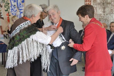 Image of draping the korowai around Dame Lynda Topp