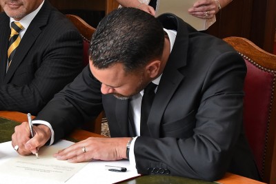 Image of Judge Miharo Armstrong signing the oaths