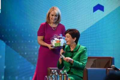 an image of Dame Patsy selecting a prize winner 